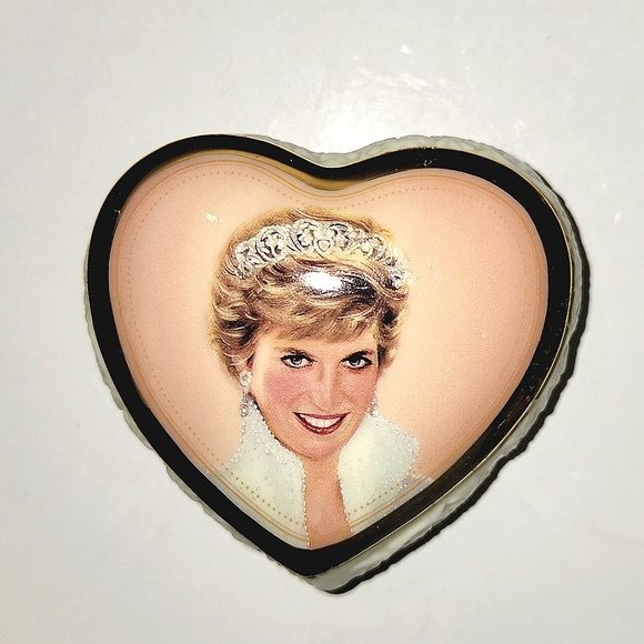 PRINCESS DIANA ARDLEIGH ELLIOTT HEART SHAPED MUSIC BOX "CANDLE IN THE WIND" - Picture 1 of 9